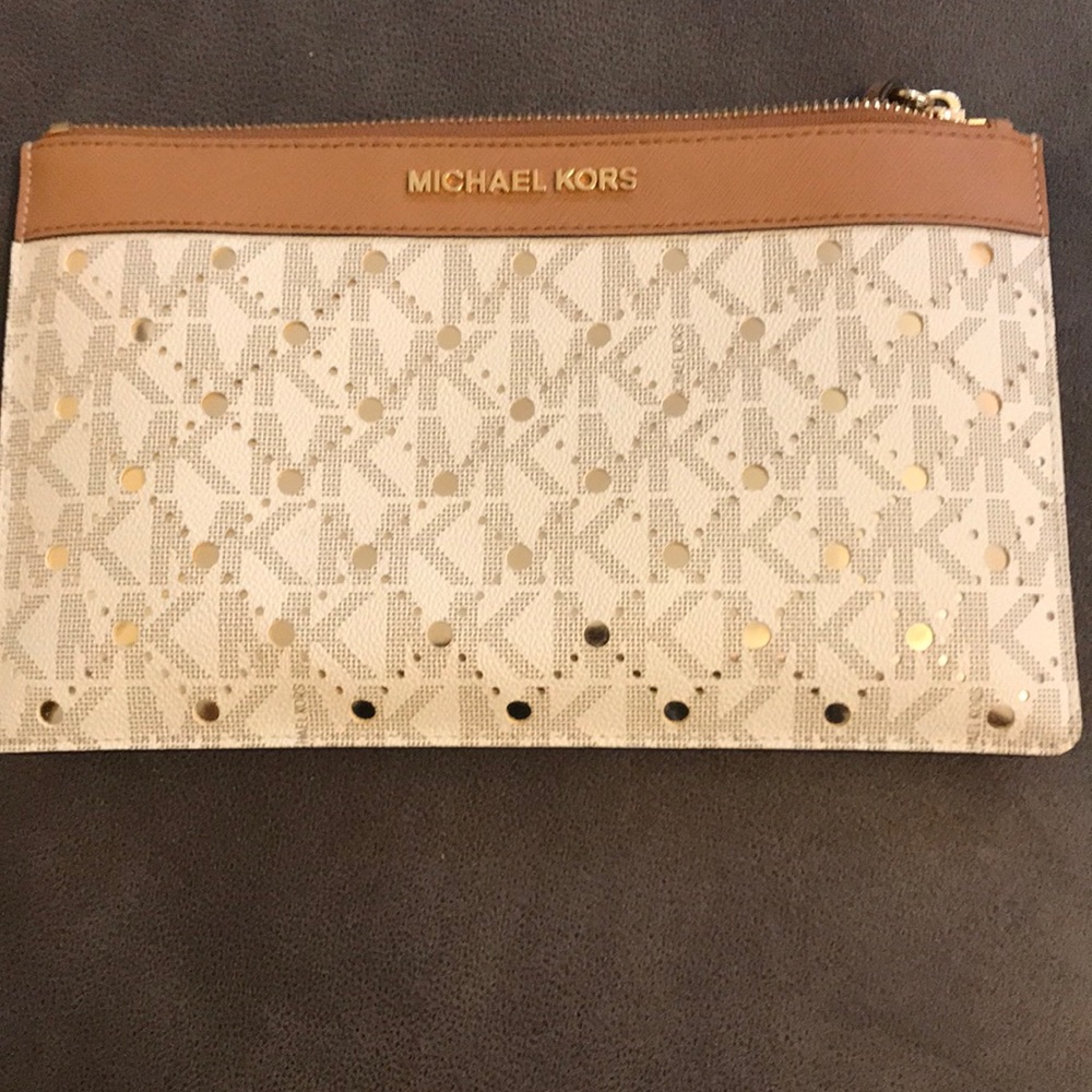 Michael by Michael Kors wristlet ❤️